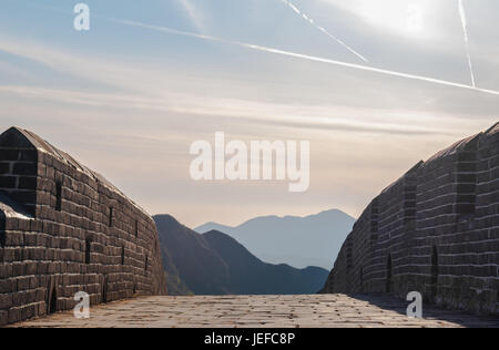 Il paesaggio della Grande Muraglia della Cina in Jinshanling al tramonto vicino alla città di Pechino, Cina. Foto Stock