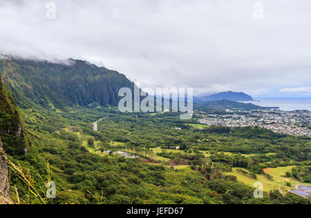 La vista dalla il Nuuanu Pali Lookout sulla costa sopravento di Oahu Hawaii Foto Stock