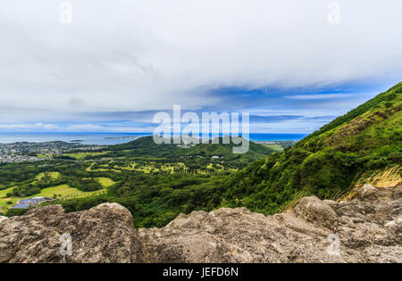 La vista dalla il Nuuanu Pali Lookout sulla costa sopravento di Oahu Hawaii Foto Stock