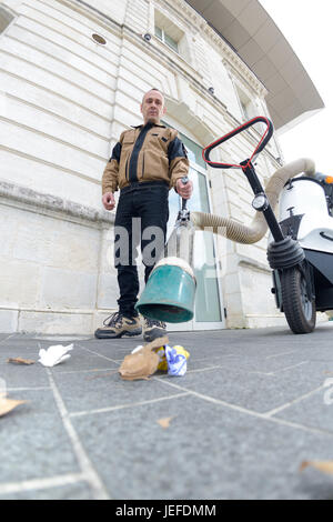 Servizio di utilità azienda man lavoratore la pulizia della strada Foto Stock