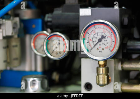 Attrezzature industriali con manometro m. Messa a fuoco selettiva Foto Stock
