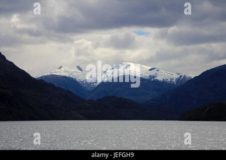Bellissimo fiordo con montagne in Bernardo O'Higgins National Park, Cile, Sud America Foto Stock