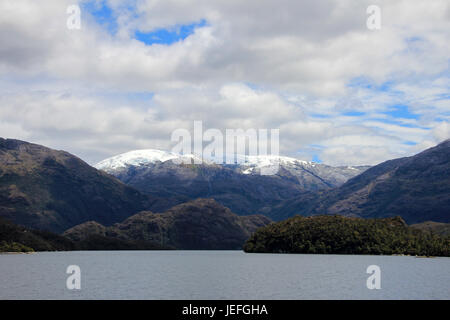 Bellissimo fiordo con montagne in Bernardo O'Higgins National Park, Cile, Sud America Foto Stock