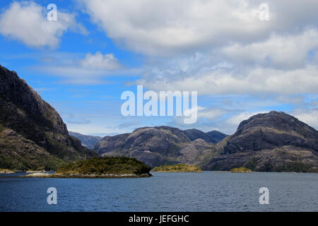 Bellissimo fiordo con montagne in Bernardo O'Higgins National Park, Cile, Sud America Foto Stock