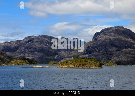 Bellissimo fiordo con montagne in Bernardo O'Higgins National Park, Cile, Sud America Foto Stock