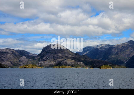 Bellissimo fiordo con montagne in Bernardo O'Higgins National Park, Cile, Sud America Foto Stock