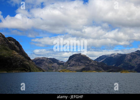 Bellissimo fiordo con montagne in Bernardo O'Higgins National Park, Cile, Sud America Foto Stock