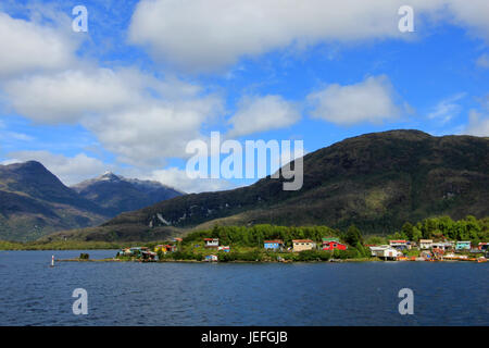 L isolato Puerto Eden in isole di Wellington, fiordi di sud del Cile, provincia Ultima Esparanza Foto Stock