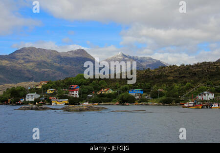 L isolato Puerto Eden in isole di Wellington, fiordi di sud del Cile, provincia Ultima Esparanza Foto Stock