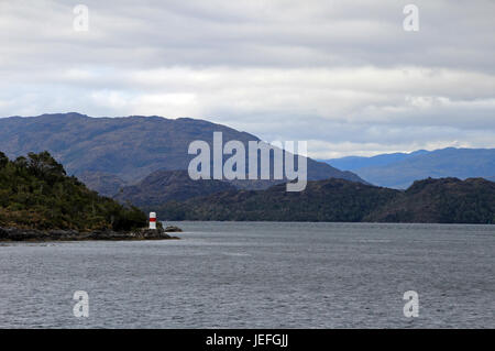 Bellissimo fiordo con montagne in Bernardo O'Higgins National Park, Cile, Sud America Foto Stock