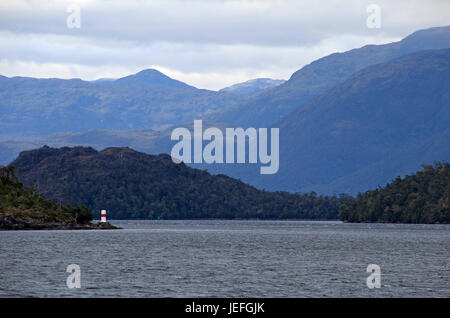 Bellissimo fiordo con montagne in Bernardo O'Higgins National Park, Cile, Sud America Foto Stock