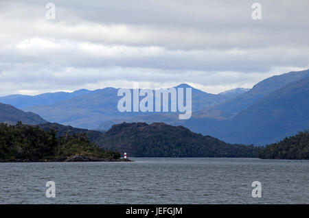 Bellissimo fiordo con montagne in Bernardo O'Higgins National Park, Cile, Sud America Foto Stock