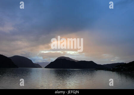 Bellissimo fiordo con montagne in Bernardo O'Higgins National Park, Cile, Sud America Foto Stock
