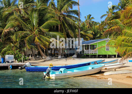 Cabine su palafitte sulla piccola isola di tabacco Caye Belize Foto Stock