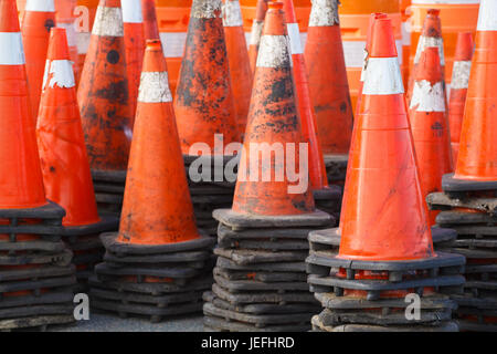 Traffico impilati/coni di sicurezza Foto Stock