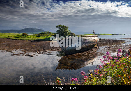 Un vecchio devastata la pesca in barca sul fiume Garavogue a Rosses Point, nella contea di Sligo, Irlanda Foto Stock