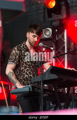 Dumfries, Scozia - Agosto 14, 2016: Sean McCole, bassista chitarrista con la band scozzese, Onr eseguendo in gioventù Beatz, una gratuita day festival Foto Stock