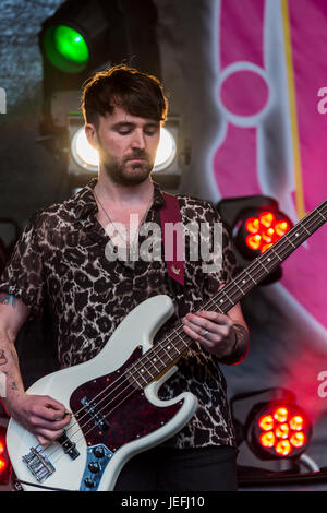 Dumfries, Scozia - Agosto 14, 2016: Sean McCole, bassista chitarrista con la band scozzese, Onr eseguendo in gioventù Beatz, una gratuita day festival Foto Stock