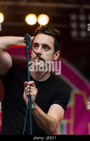 Dumfries, Scozia - Agosto 14, 2016: Robert Shields, frontman della band scozzese, Onr eseguendo in gioventù Beatz, una gratuita day festival Foto Stock