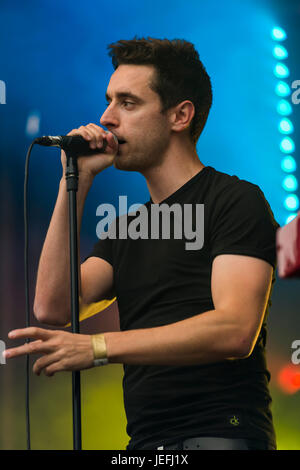 Dumfries, Scozia - Agosto 14, 2016: Robert Shields, frontman della band scozzese, Onr eseguendo in gioventù Beatz, una gratuita day festival Foto Stock