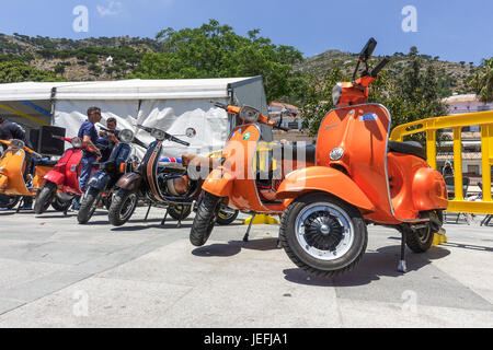 Vintage Vespa scooter piaggio, moto incontro a Mijas, Andalusia, Spagna. Foto Stock