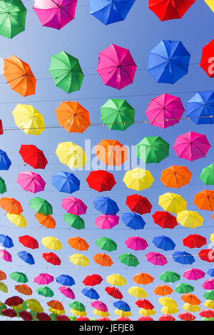 Ombrelloni colorati in cielo come parte del festival culturale a Torremolinos, Andalusia, Spagna. Foto Stock