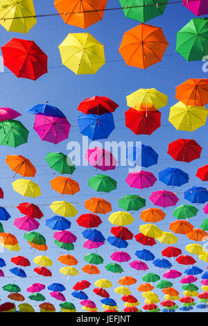 Ombrelloni colorati in cielo come parte del festival culturale a Torremolinos, Andalusia, Spagna. Foto Stock