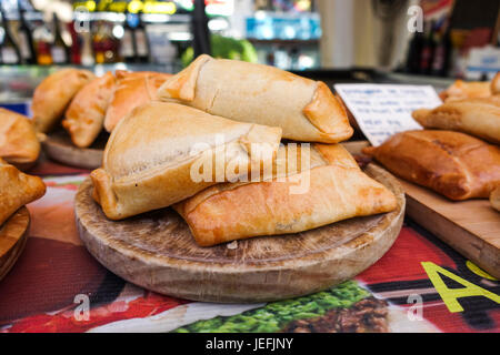Le empanadas colombiane. sul mercato alimentare in Spagna. Foto Stock