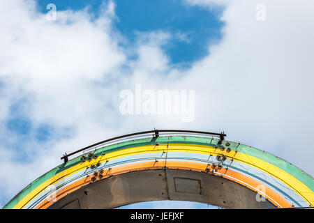 Insegna al neon con il Rainbow Motel in Garfield Ridge quartiere Foto Stock