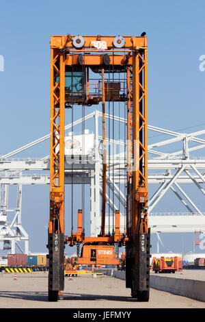 ROTTERDAM - Settembre 6, 2015: "straddle carrier in un terminale marittimo nel porto di Rotterdam Foto Stock