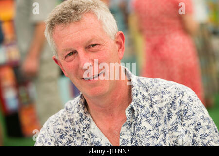 STEPHEN MOSS, ex Springwatch presenter e natura scrittore , autore di "Wonderland - un anno di Gran Bretagna la fauna selvatica, di giorno in giorno', al 2017 Hay Festival della letteratura e delle arti, Hay on Wye, Wales UK Foto Stock