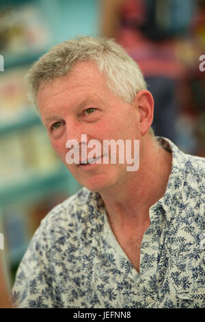 STEPHEN MOSS, ex Springwatch presenter e natura scrittore , autore di "Wonderland - un anno di Gran Bretagna la fauna selvatica, di giorno in giorno', al 2017 Hay Festival della letteratura e delle arti, Hay on Wye, Wales UK Foto Stock