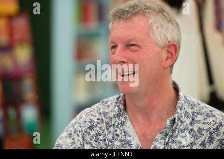 STEPHEN MOSS, ex Springwatch presenter e natura scrittore , autore di "Wonderland - un anno di Gran Bretagna la fauna selvatica, di giorno in giorno', al 2017 Hay Festival della letteratura e delle arti, Hay on Wye, Wales UK Foto Stock