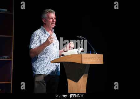 STEPHEN MOSS, ex Springwatch presenter e natura scrittore , autore di "Wonderland - un anno di Gran Bretagna la fauna selvatica, di giorno in giorno', al 2017 Hay Festival della letteratura e delle arti, Hay on Wye, Wales UK Foto Stock