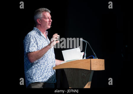 STEPHEN MOSS, ex Springwatch presenter e natura scrittore , autore di "Wonderland - un anno di Gran Bretagna la fauna selvatica, di giorno in giorno', al 2017 Hay Festival della letteratura e delle arti, Hay on Wye, Wales UK Foto Stock