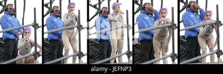 Nessuna vendita immagine composita di Katy Perry di essere ammirato da un membro del personale di sicurezza come lei esegue sulla fase della piramide presso il festival di Glastonbury, presso l'azienda agricola degna in Somerset. Stampa foto di associazione. Picture Data: Sabato 24 Giugno, 2017. Vedere PA storia SHOWBIZ Glastonbury. Foto di credito dovrebbe leggere: Yui Mok/PA filo solo uso editoriale Foto Stock