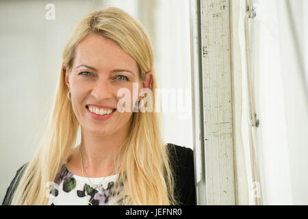 Sarah Engell, scrittore danese, uno di Aarhus 39 gruppo di giovani scrittori europei al 2017 Hay Festival della letteratura e delle arti, Hay on Wye, Wales UK Foto Stock