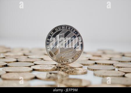 Valuta digitale argento fisico Litecoin moneta su monete d'oro. Foto Stock