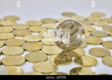 Cryptocurrency argento fisico Litecoin moneta in oro di denaro. Foto Stock