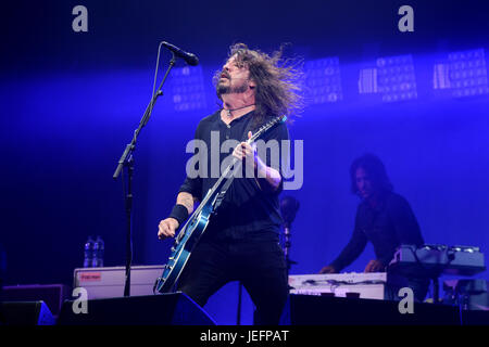 Dave Grohl dei Foo Fighters esegue sulla fase della piramide presso il festival di Glastonbury, presso l'azienda agricola degna in Somerset. Foto Stock