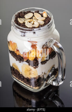 Dessert di frutta in un recipiente su sfondo nero Foto Stock