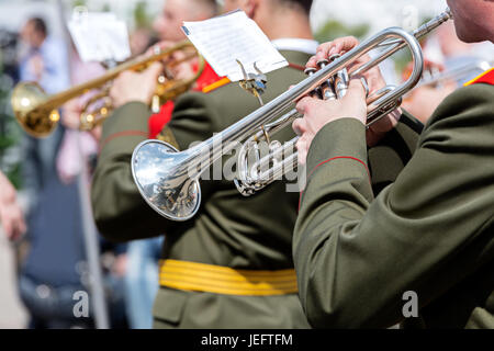 Musicista di ottone militare orchestra che suona la tromba durante la sfilata Foto Stock