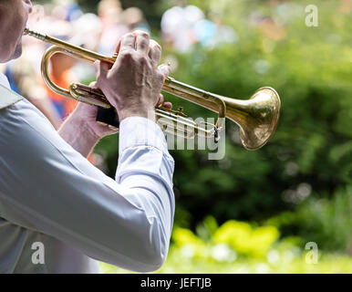 Musicista suonare la tromba in una banda militare. concerto all'aperto. Foto Stock