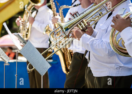 Esercito musicisti della orchestra militare la riproduzione di ottone Strumenti vento Foto Stock