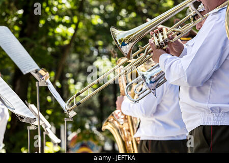 Trombettieri militare svolge tromboni nella banda di ottoni durante il concerto dal vivo Foto Stock