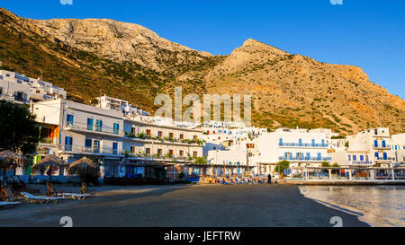 Spiaggia nel villaggio di Kamares a Sifnos Island, Grecia. Foto Stock