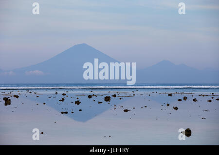 La vista del vulcano Agung da Gili Trawangan nelle prime ore del mattino a bassa marea Foto Stock