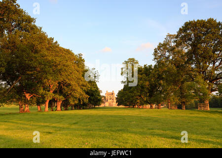 Lowther castello è un edificio del XIX secolo country house in Cumbria, Inghilterra. Le rovine del castello sono state consolidate e aperto al pubblico nel 2011. Foto Stock