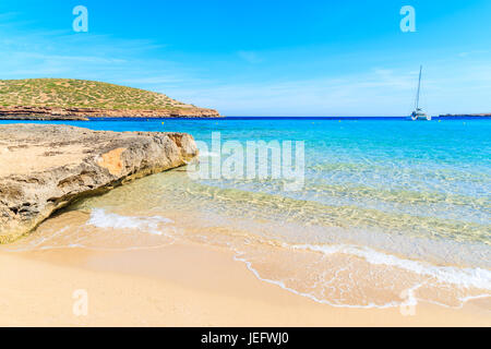 Bella sandy Cala Comte spiaggia catamarano e barca sul mare, isola di Ibiza, Spagna Foto Stock