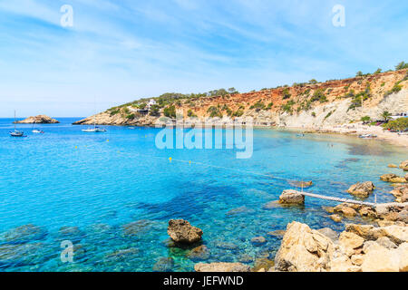 Piccolo molo in legno in Cala d'Hort bay, isola di Ibiza, Spagna Foto Stock